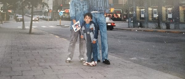 En bild på mig med mina föräldrar i början av 90-talet, tagen i Eskilstuna.